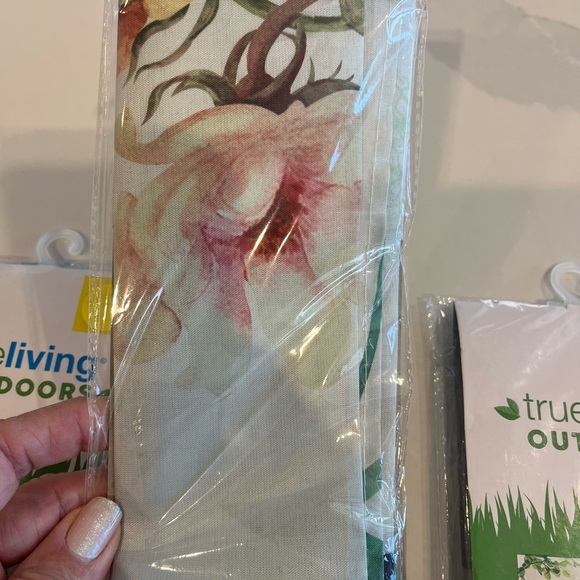 🔥3/$25🔥Lot of (6) 28X40” Garden Flags “hello spring” and “Welcome Friends” - Picture 4 of 7